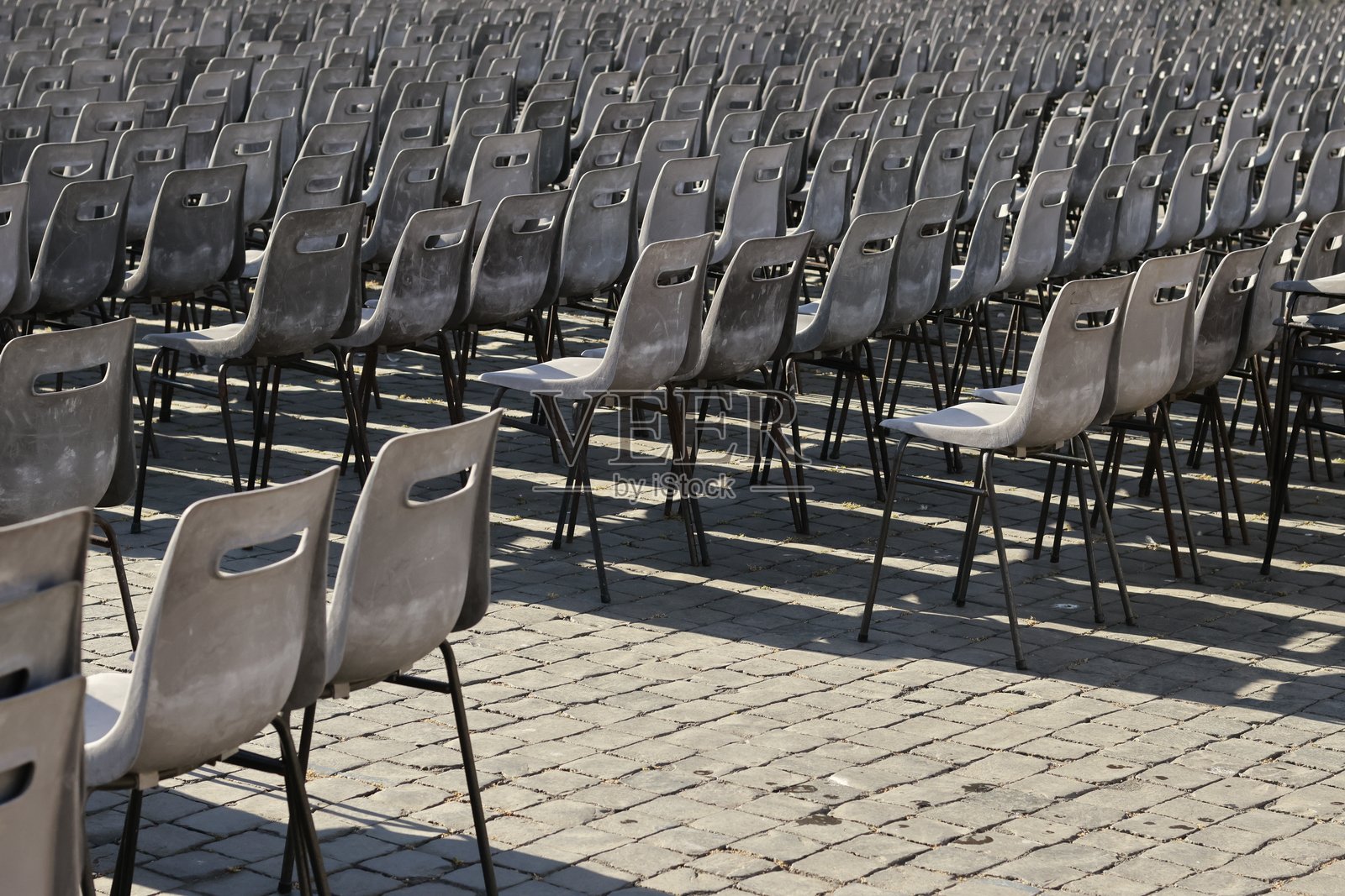 圣彼得大教堂附近的宏伟大理石纪念碑,梵蒂冈城。历史悠久的神圣氛围杰作,正在为重要宗教活动如教皇选举做早期准备。照片摄影图片