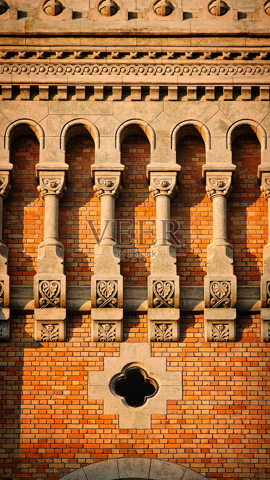 布达佩斯日落时分的天主教教堂景观照片摄影图片