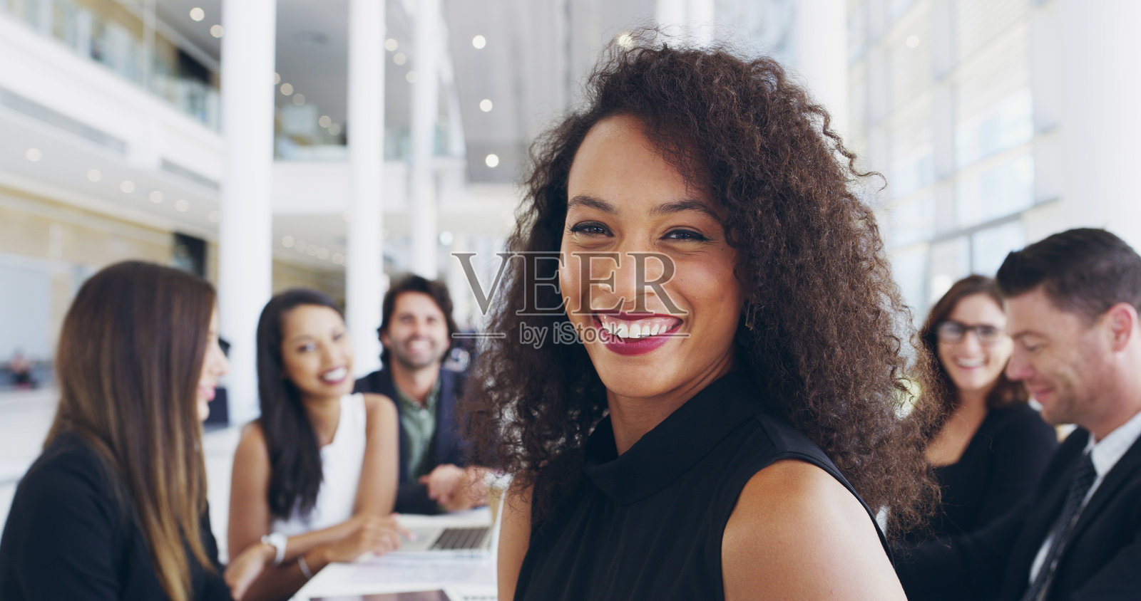 自信快乐的女性在会议中讨论资金或预算审查，团队合作，员工和骄傲的分析师，带着财务信息或微笑进行项目开发。照片摄影图片