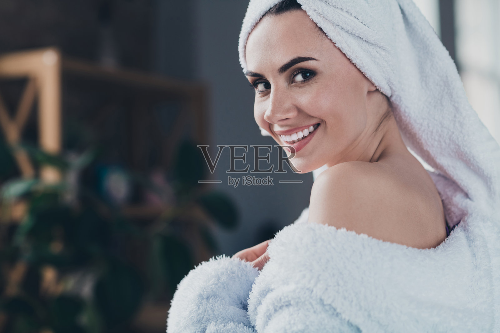 特写照片，快乐迷人的女士在家中穿着柔软的浴袍，享受水疗度假程序。照片摄影图片