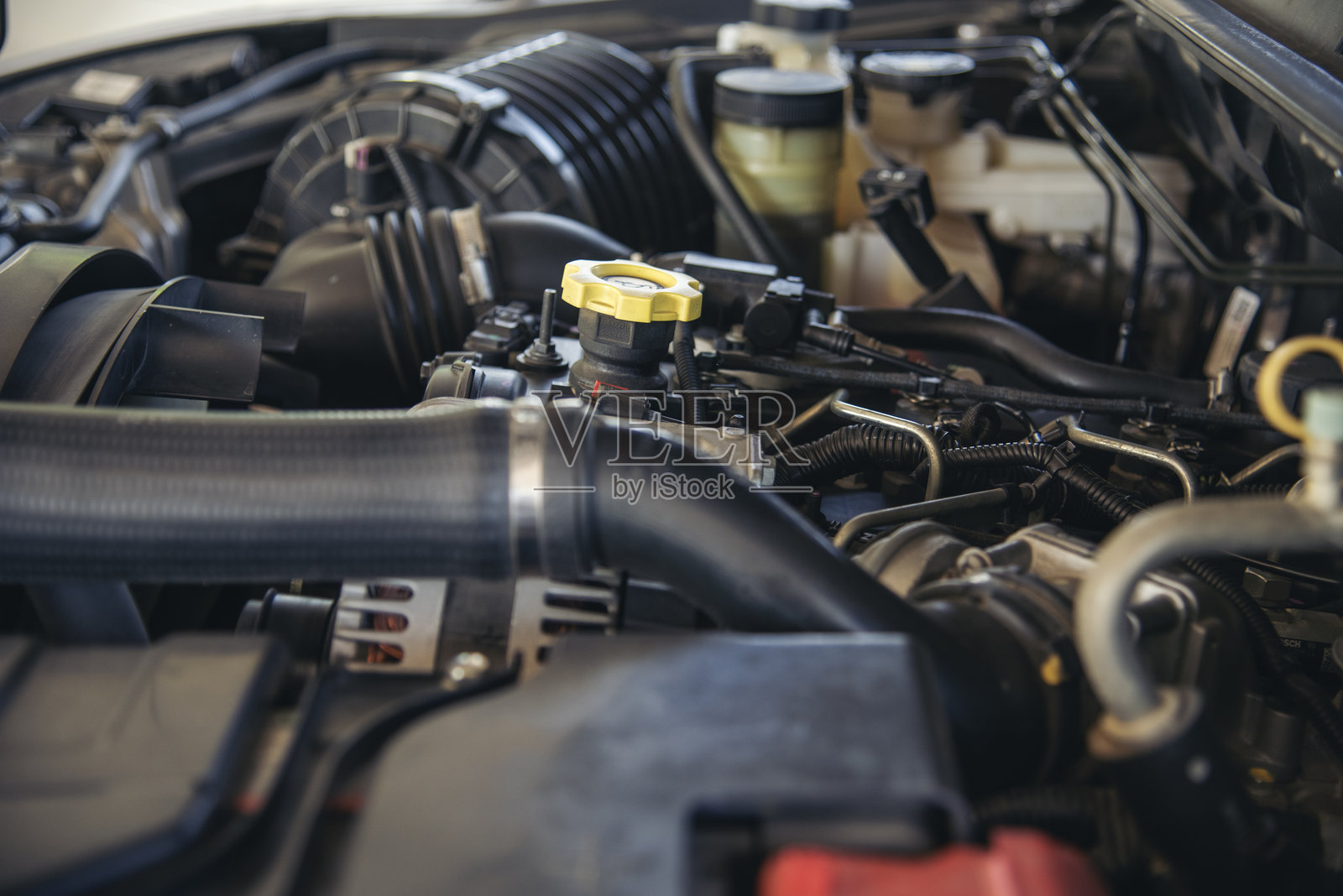 特写镜头：男子的手在修理汽车机械，汽车维修服务。机械师的手在汽车修理店修理汽车。打开车辆引擎盖检查汽车。车辆维护工程师。照片摄影图片