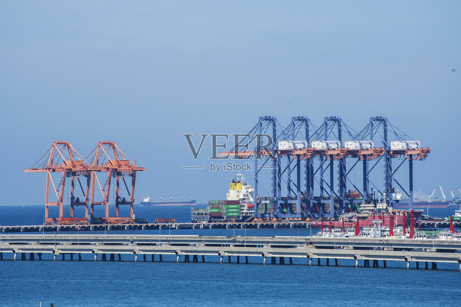 物流运输码头船只工程起重机仓库在物流出口终端控制。仓库货运背景集装箱场地装载码头港口。物流海景运输门户。照片摄影图片