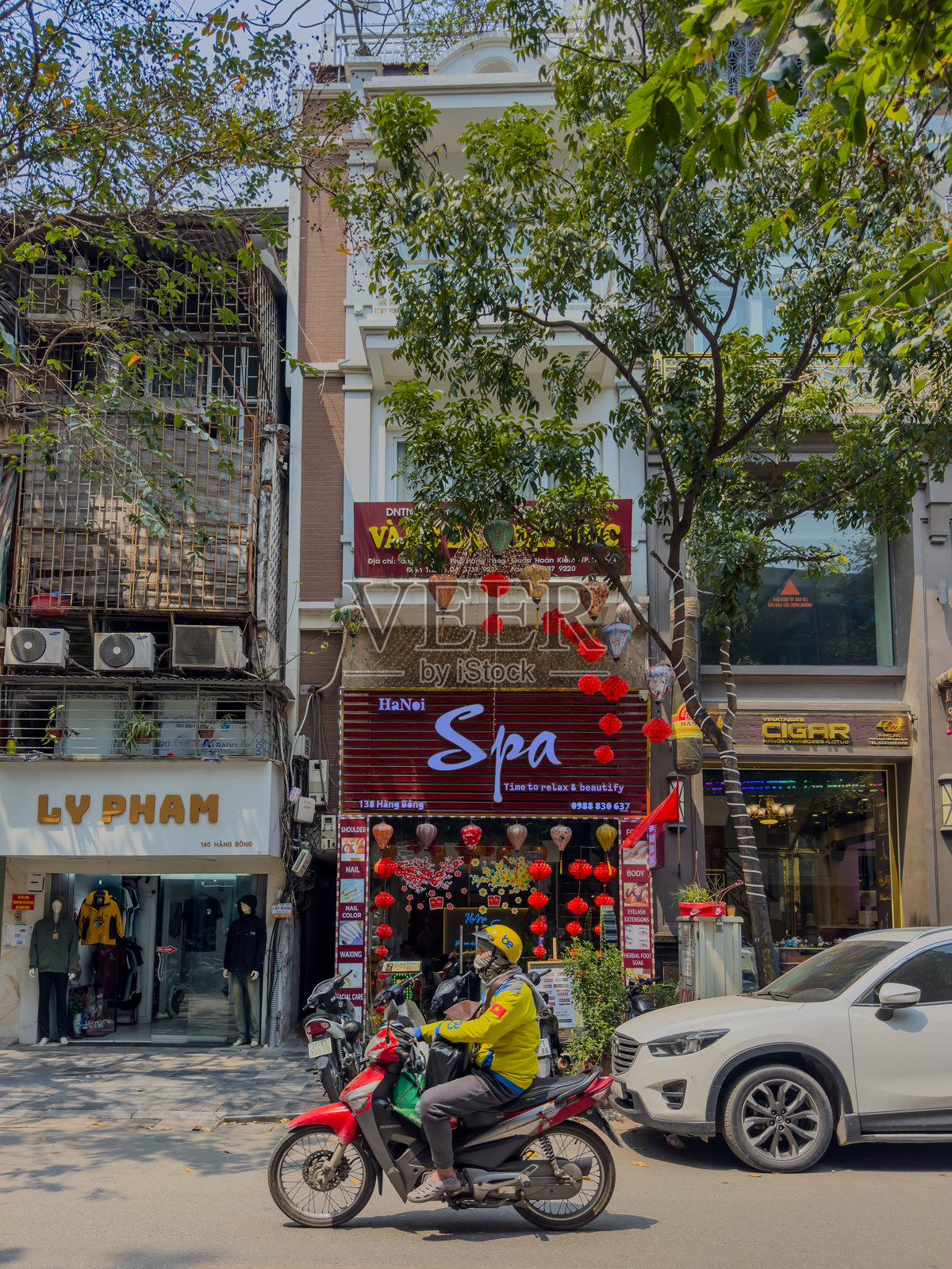 河内老城区的老公寓楼,狭窄高耸的房屋外墙装饰着植物,色彩斑斓。照片摄影图片