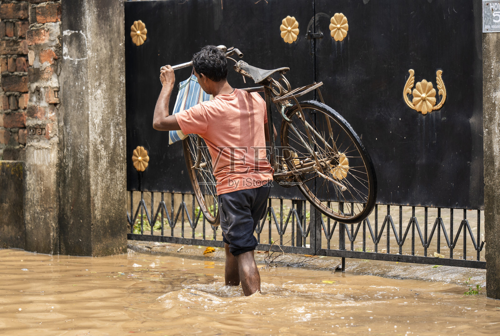 印度大雨后水淹街道照片摄影图片