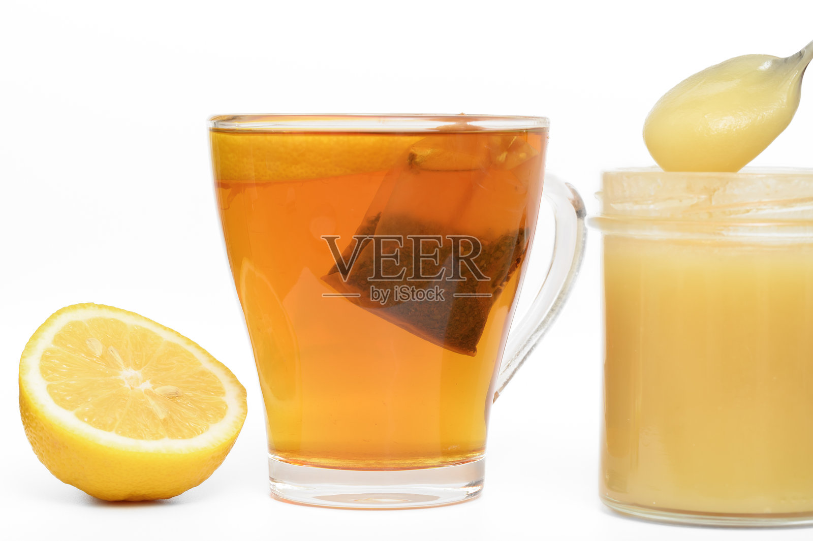 一杯泡好的袋装速溶茶，加入了菜籽蜜和柠檬汁。照片摄影图片