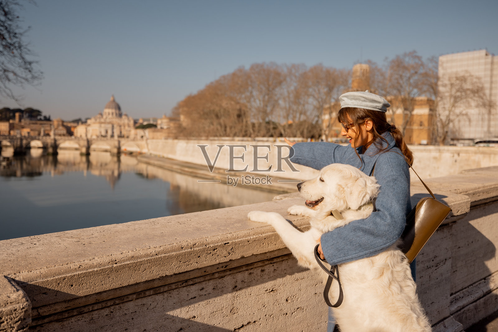 晨间散步，俯瞰圣彼得大教堂照片摄影图片