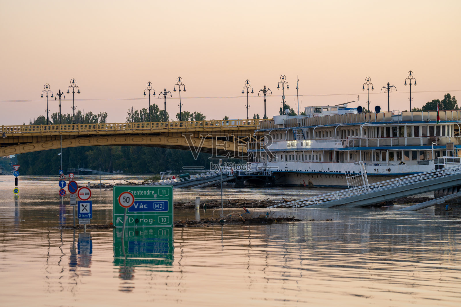 被淹没的路标 洪水在无声中见证自然的力量照片摄影图片