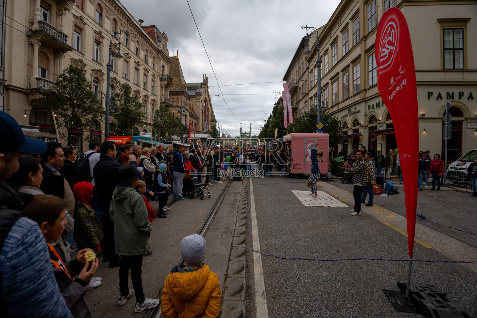 街头表演者在布达佩斯以惊人的倒立表演震撼观众照片摄影图片