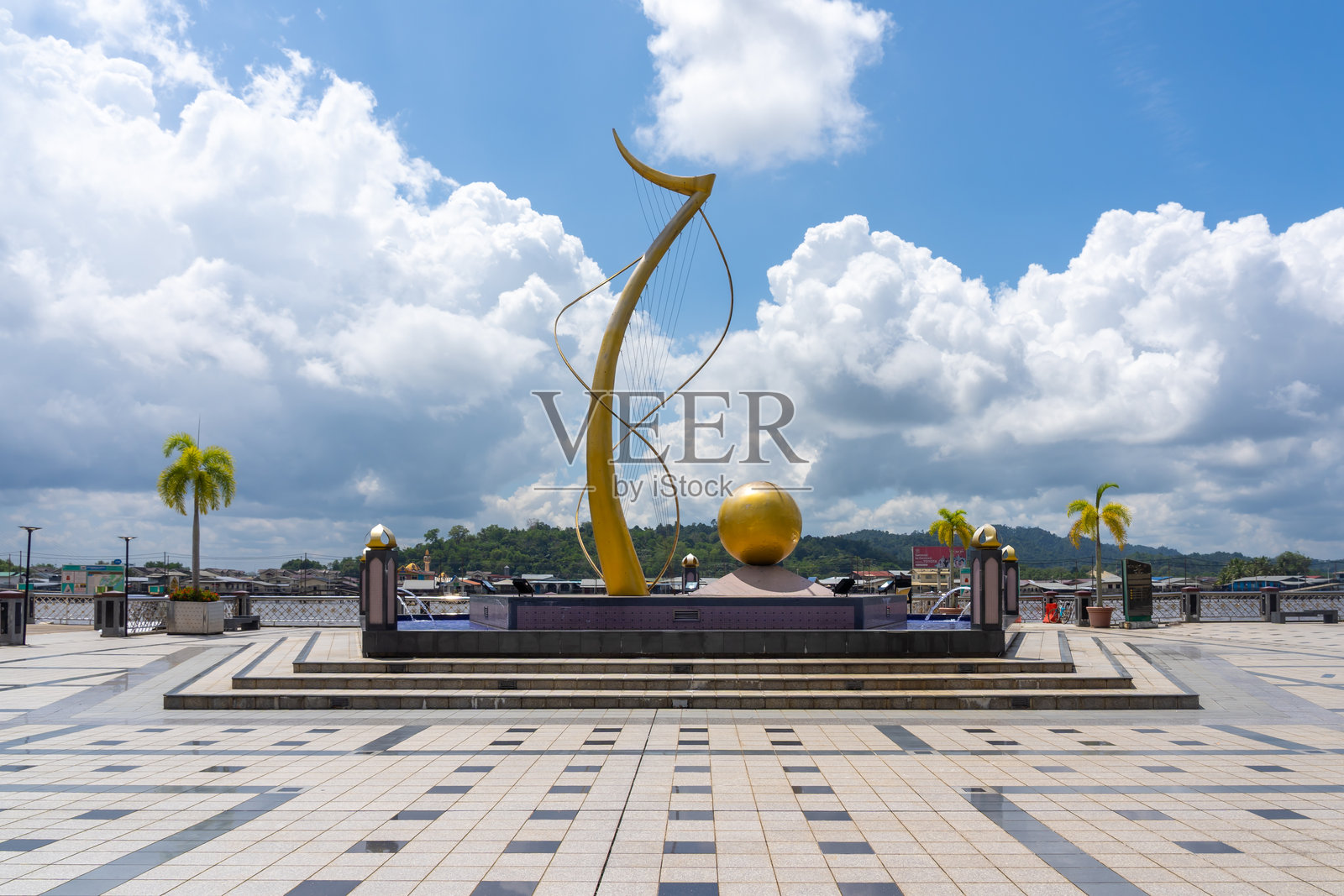 默库·迪尔加哈尤60，金色喷泉纪念碑，旨在纪念哈萨纳尔·博尔基亚苏丹的60岁生日，位于文莱斯里巴加湾的海滨。照片摄影图片
