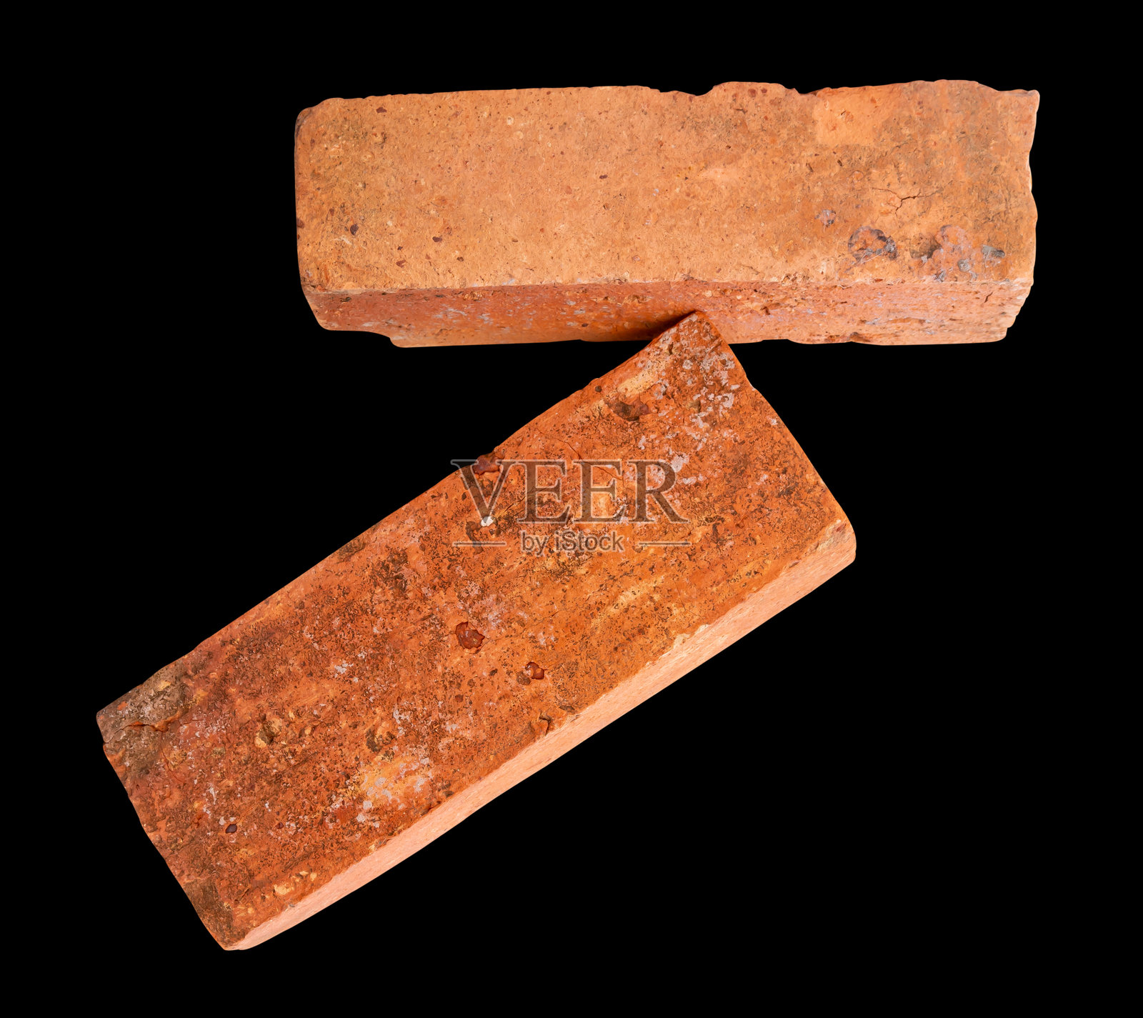 黑色背景上孤立的两个旧红色或橙色砖块的侧面视图，带有抠图路径照片摄影图片