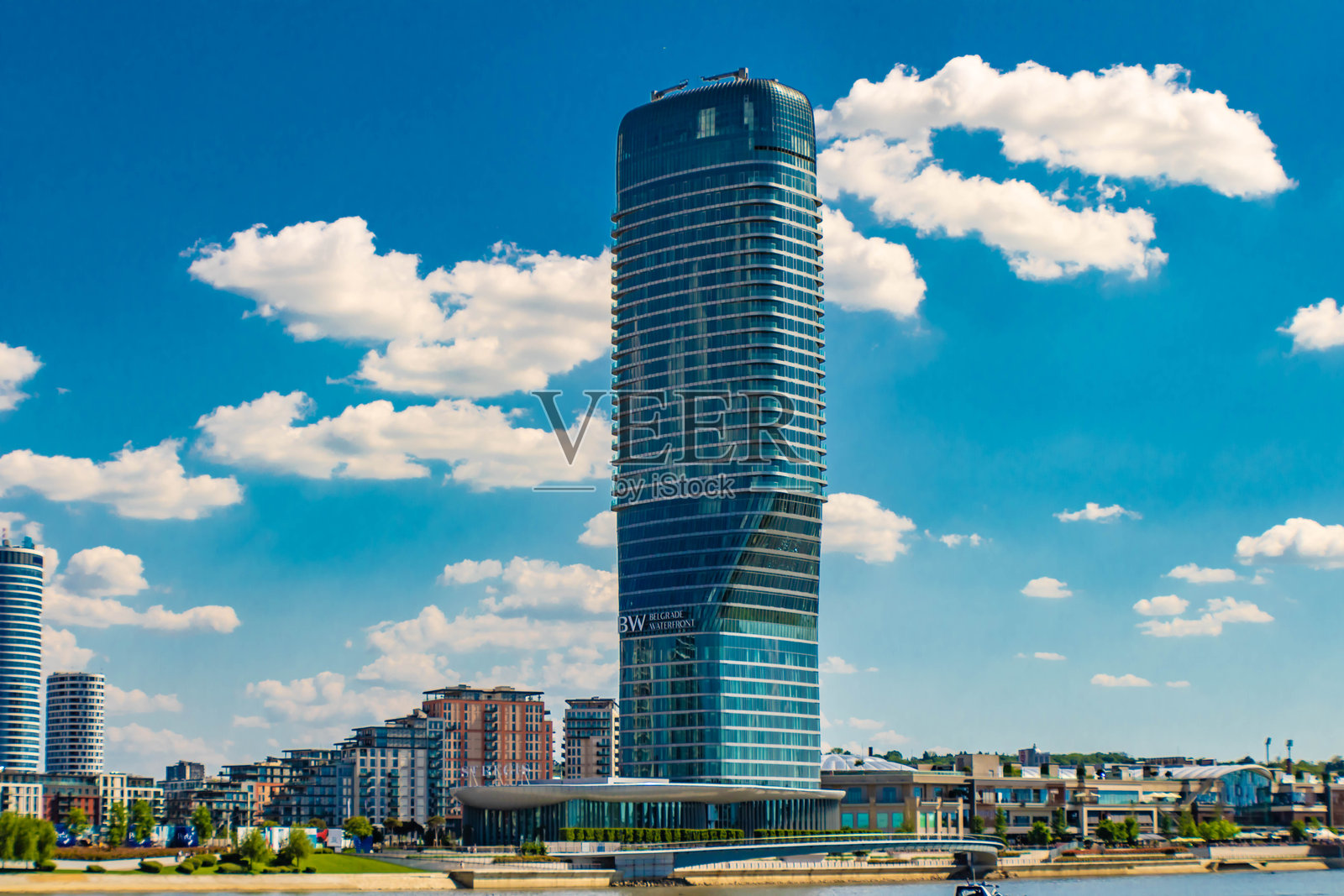 贝尔格莱德塔,作为贝尔格莱德滨水区的一部分,位于塞尔维亚贝尔格莱德的萨瓦河右岸,是一个住宅和商业奢华区域。照片摄影图片