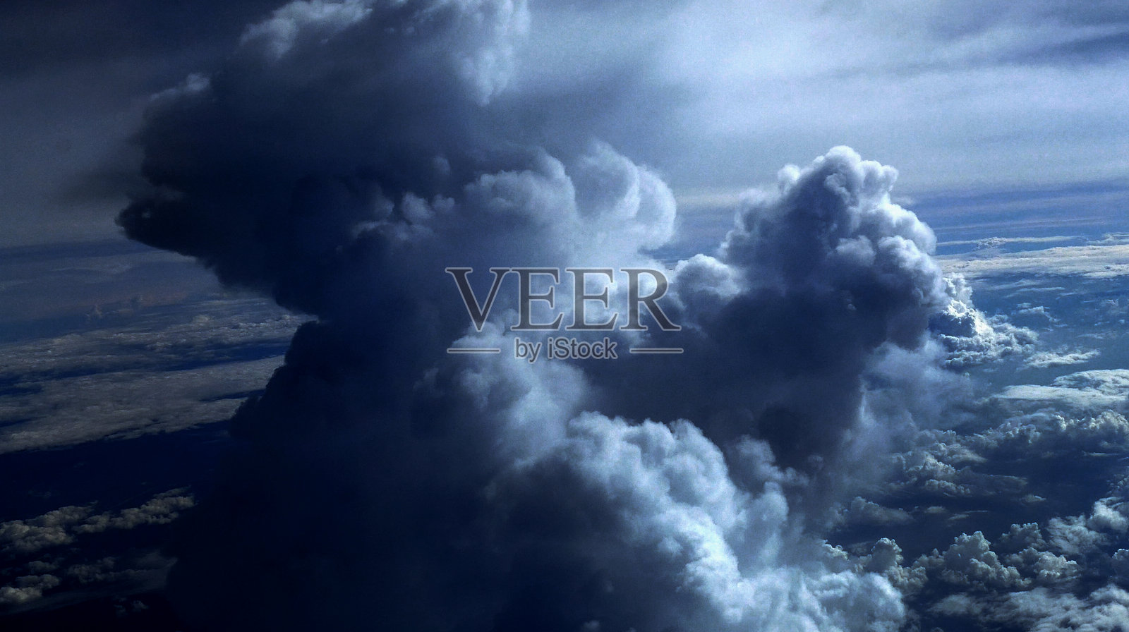 戏剧性的黑暗暴风雨云朵，黑色天空背景。阴暗的雷暴云，雨天氛围。气象危险，风暴灾害气候。阴暗的云层，暴风雨灾难，阴沉的灰色云空。照片摄影图片