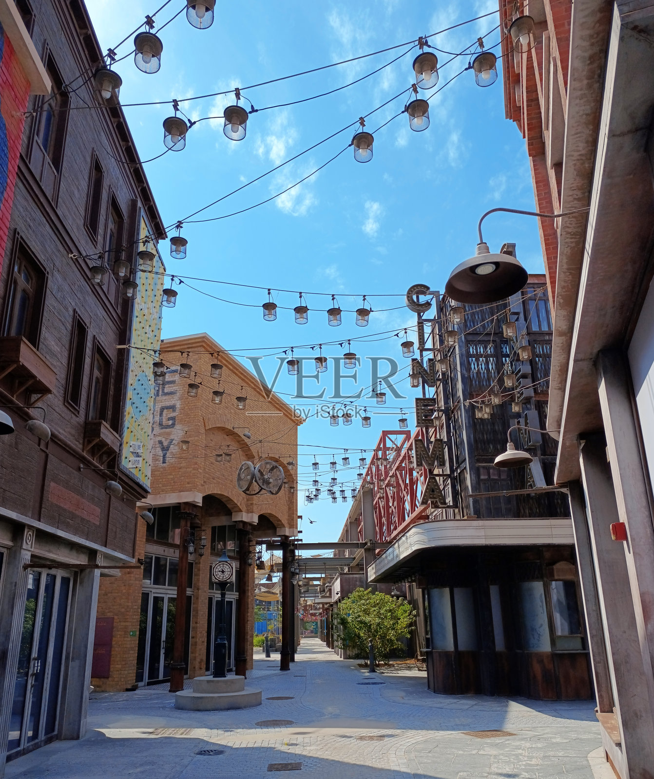 拉梅尔海滩,海滨区域有餐厅和购物区照片摄影图片