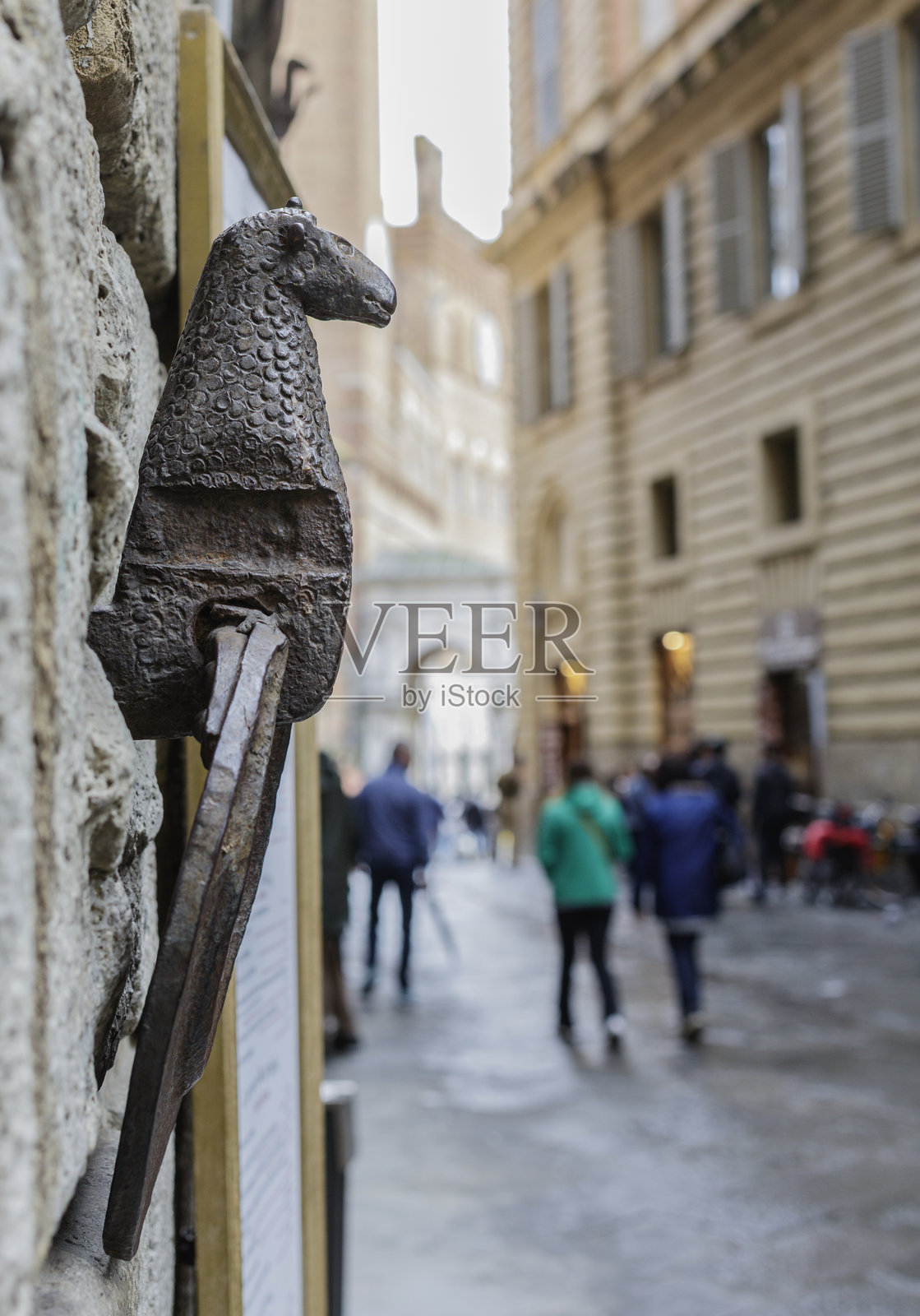 意大利锡耶纳。用于支撑中世纪街道照明的铁环。照片摄影图片