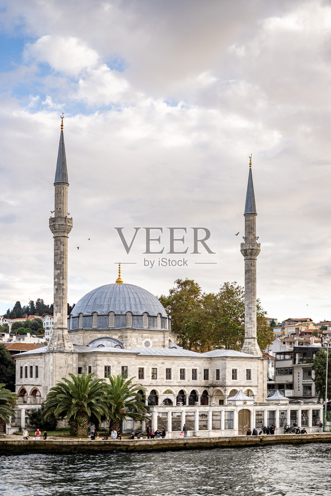 美丽的城市伊斯坦布尔在多云的日子里，土耳其照片摄影图片