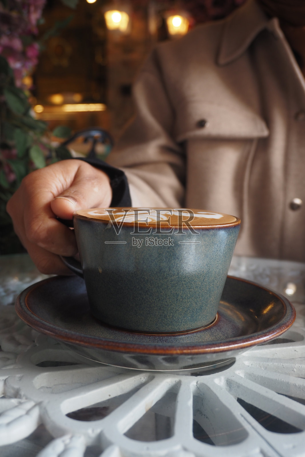 在舒适的咖啡馆享受一杯温暖的咖啡照片摄影图片