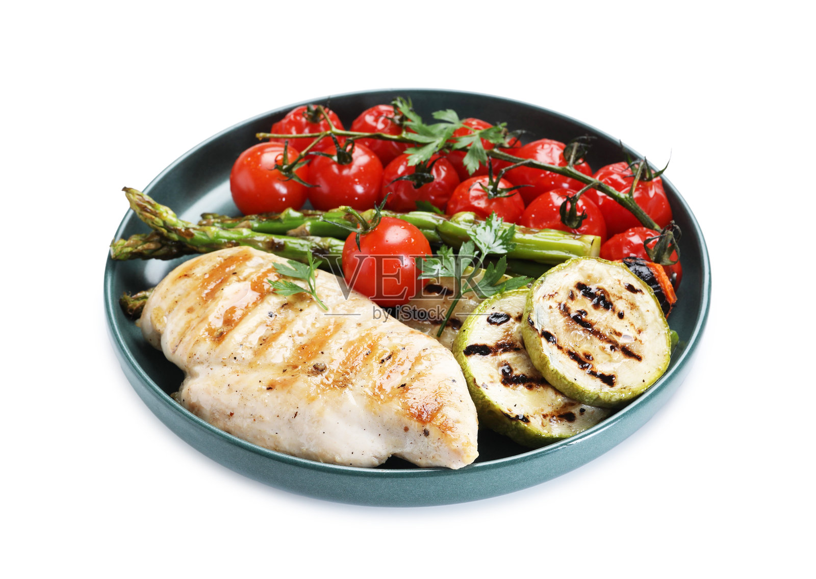 美味的烤蔬菜和鸡胸肉，背景为白色照片摄影图片