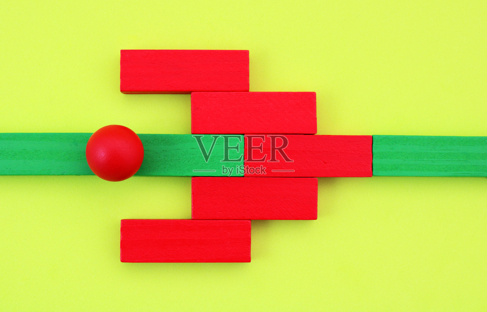 球体沿箭头指示的方向移动照片摄影图片