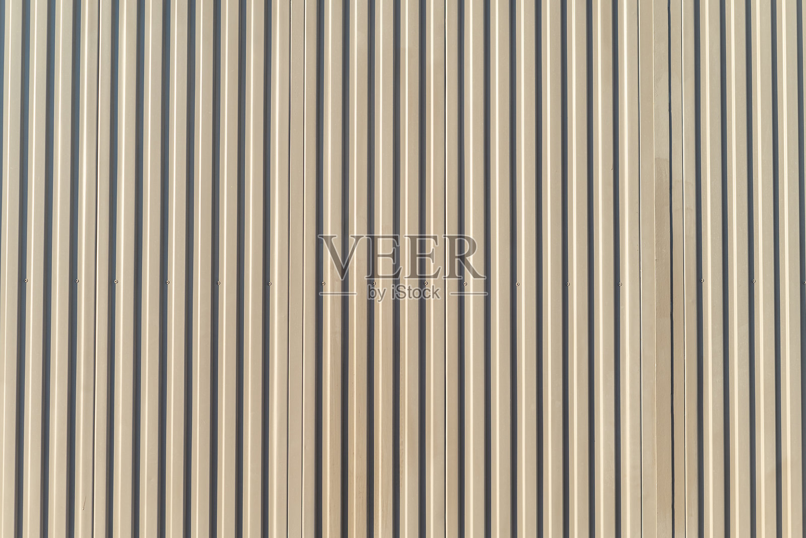 带有米色竖条纹的波纹金属门，丰富的纹理背景适合设计使用照片摄影图片