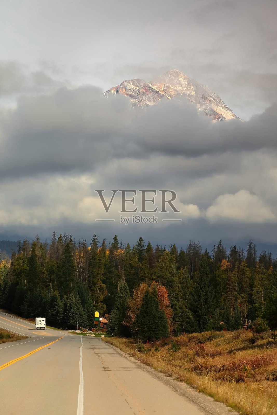 阳光照耀下的金字塔山尖从云层中突显，作为AB93冰原公路的一部分背景。贾斯珀国家公园，阿尔伯塔，加拿大-258照片摄影图片