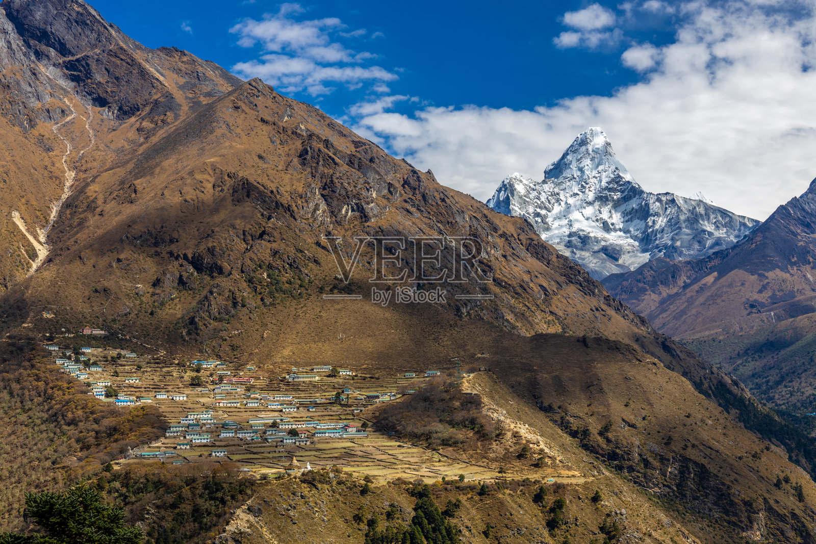 阿玛达布朗峰顶，尼泊尔喜马拉雅山脉著名的山景照片摄影图片