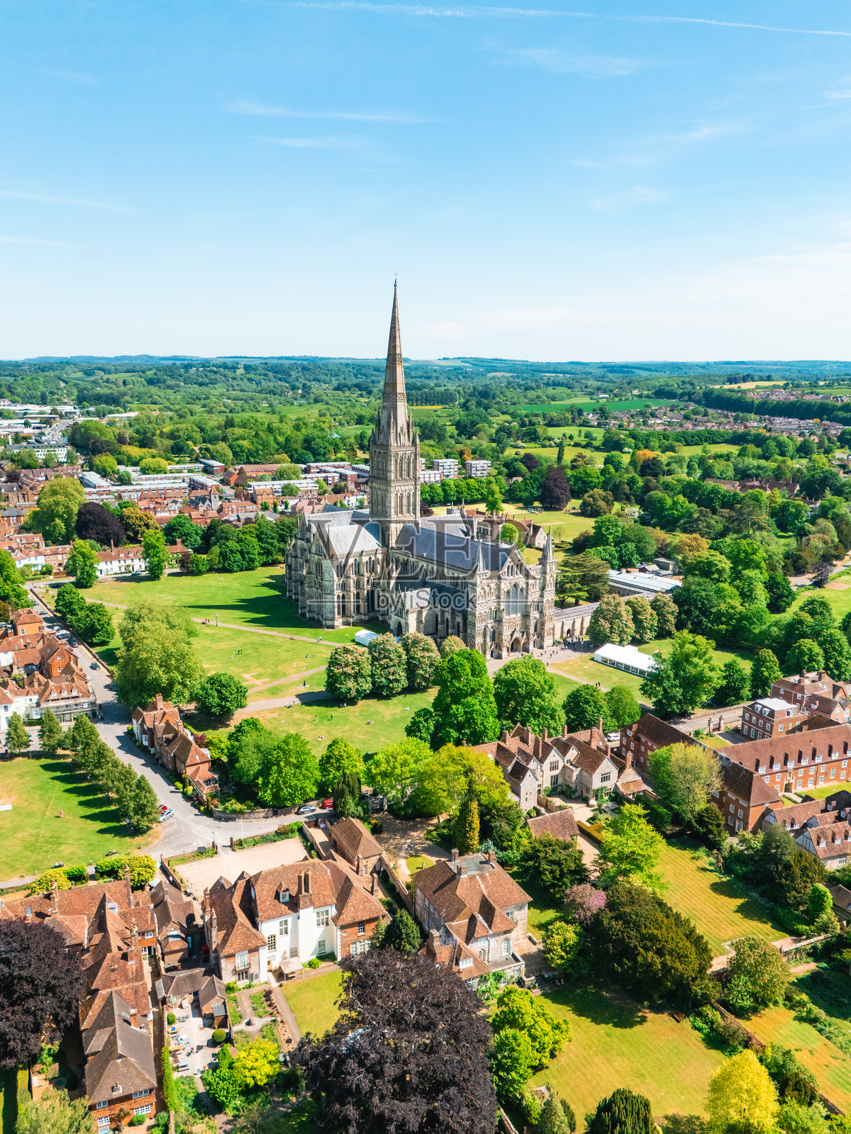 英国威尔特郡索尔兹伯里大教堂的鸟瞰图照片摄影图片