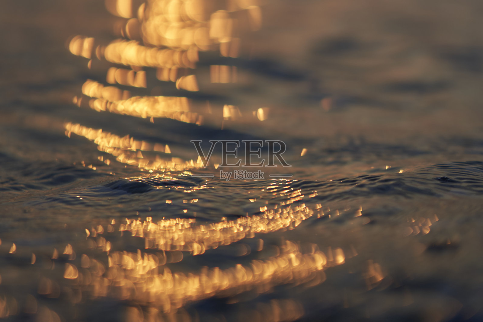 金色阳光洒在海浪上照片摄影图片