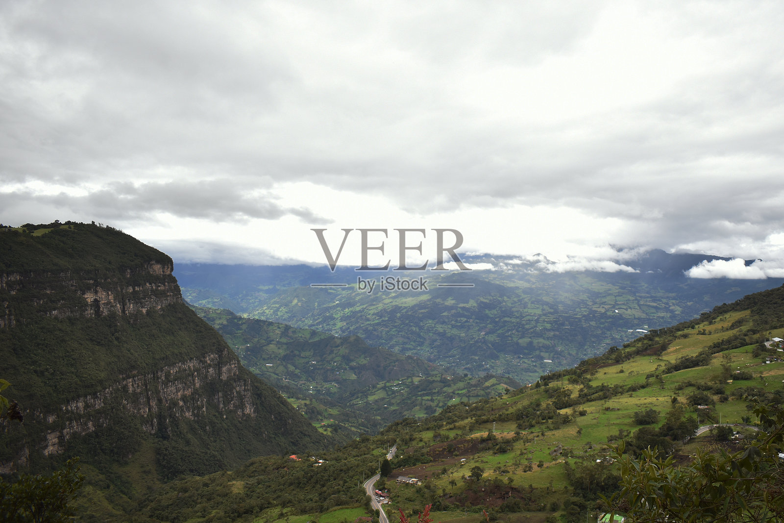 哥伦比亚安第斯山脉中蜿蜒的山路穿过绿色山丘照片摄影图片
