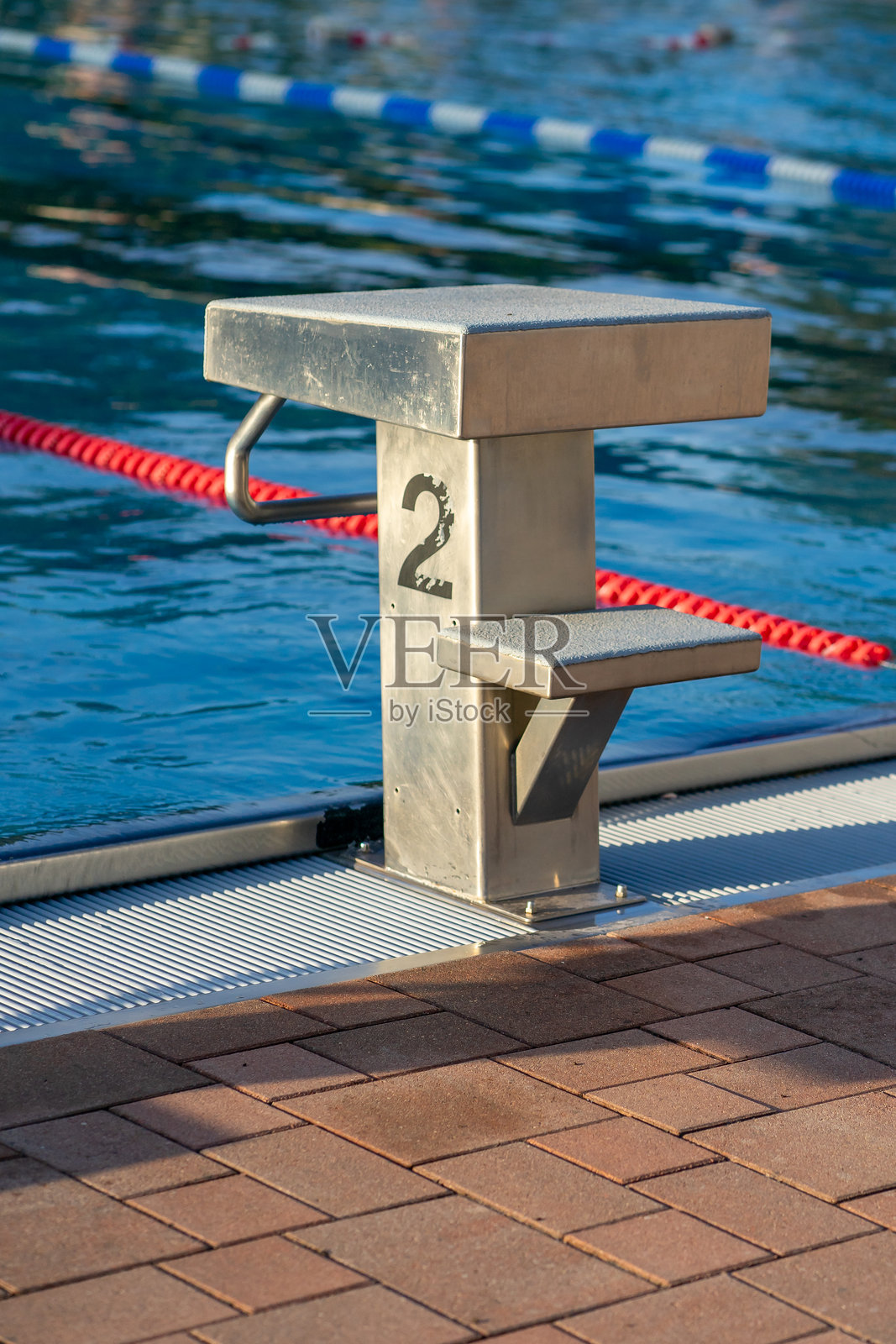 夏季户外游泳池起跳台的侧面视图照片摄影图片