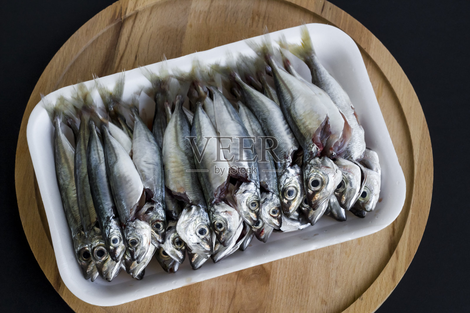 清洗过的马鲛鱼在白色泡沫中照片摄影图片