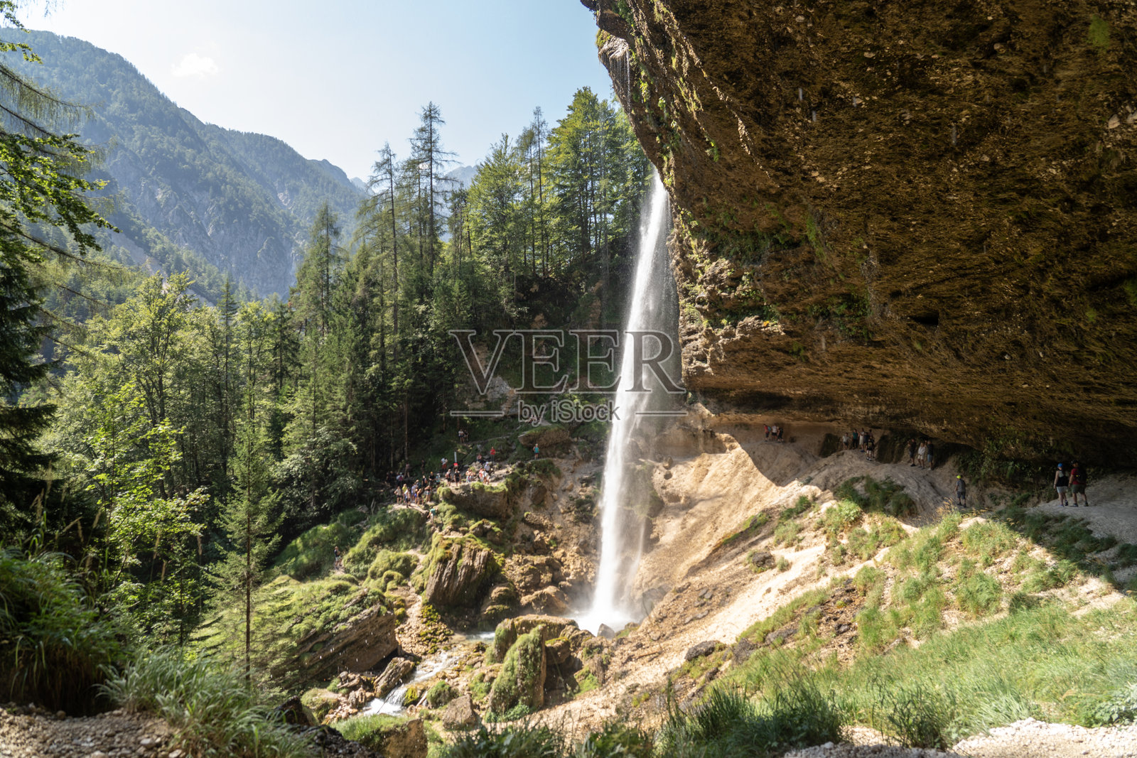 斯洛文尼亚佩里奇尼克瀑布下游的偶然路人照片摄影图片