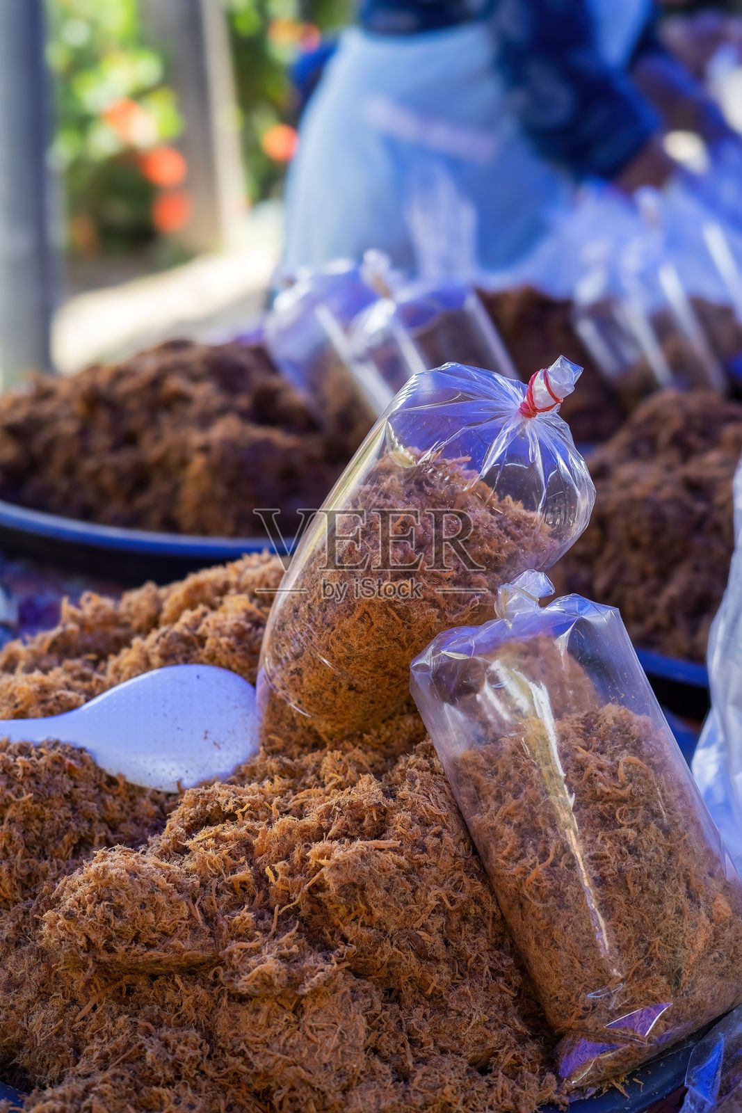 马来西亚摊位上的塑料袋装干鸡肉松，或称为Abon Ayam或Serunding。照片摄影图片