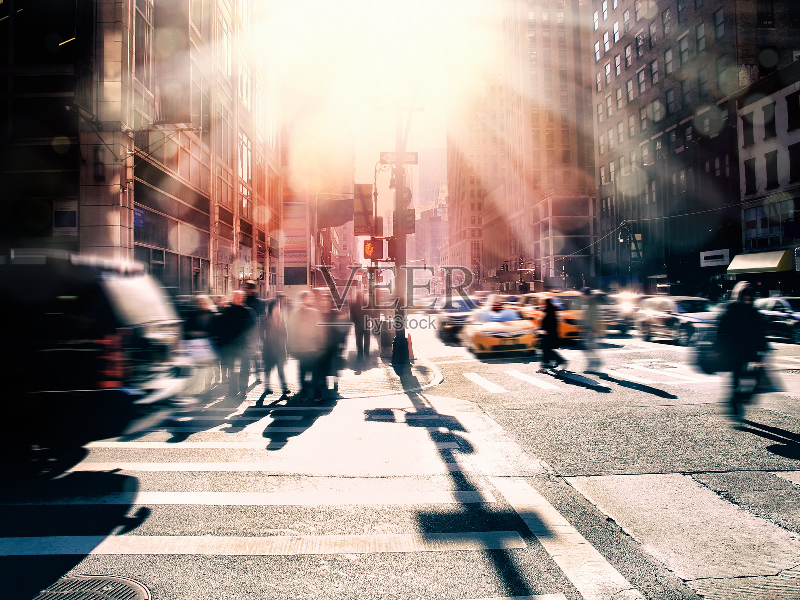 纽约繁忙的城市街道交通和人群照片摄影图片