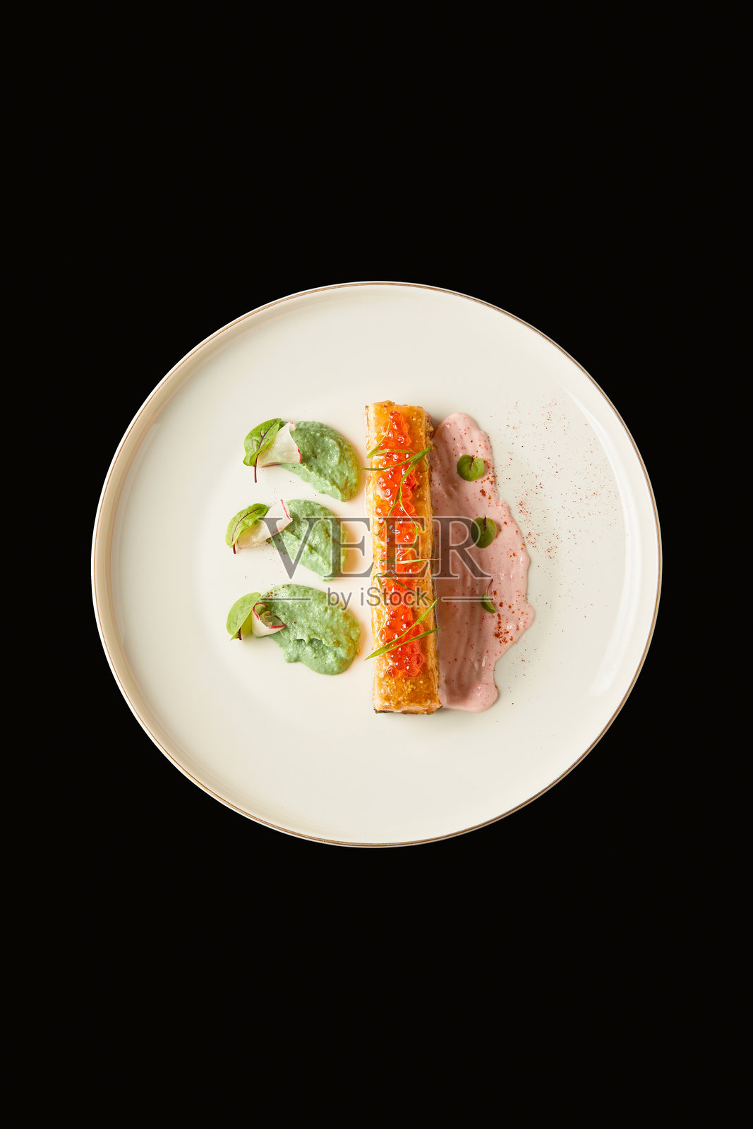 色彩缤纷的菜肴盛放在白色盘子上，展示了高档餐厅各种质感和风味的艺术呈现。照片摄影图片