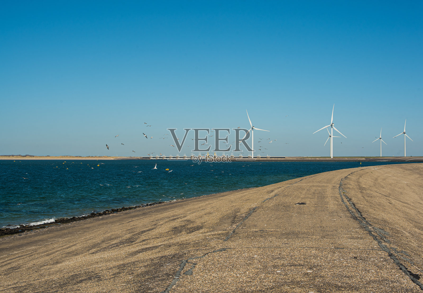 海边的风力发电机，靠近德尔塔工程照片摄影图片