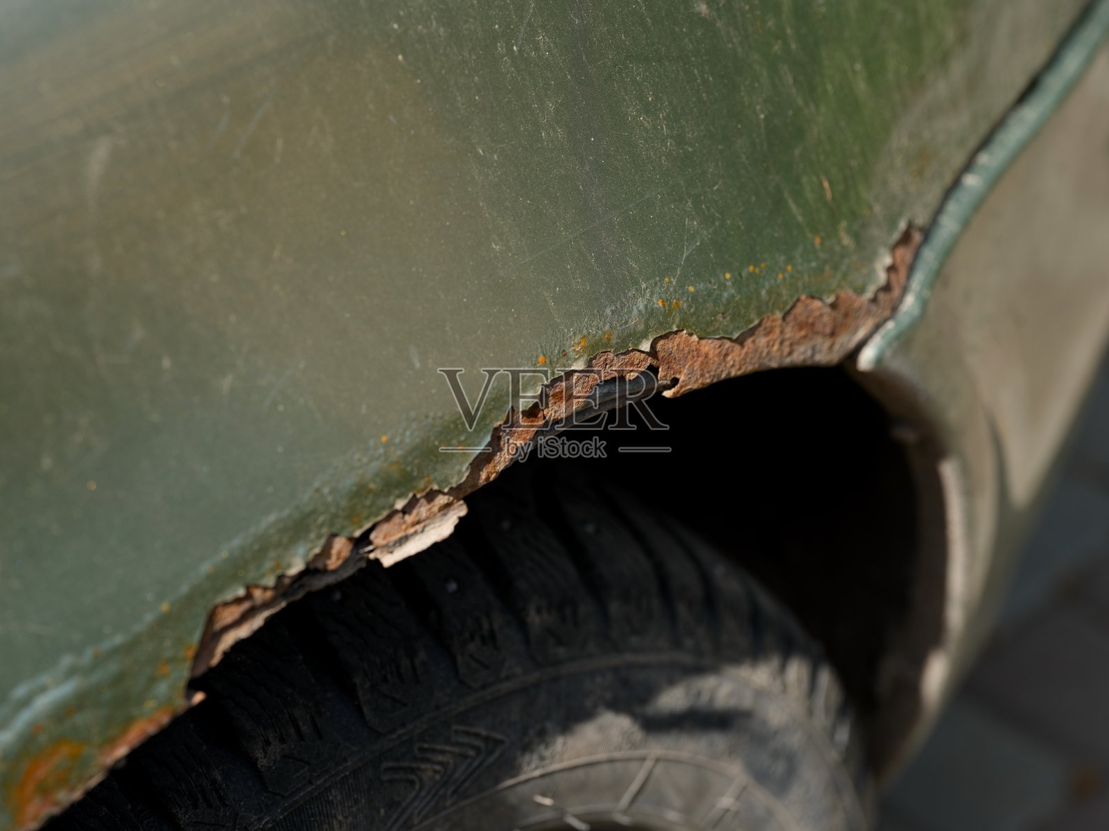 一辆旧绿车生锈的挡泥板特写照片摄影图片