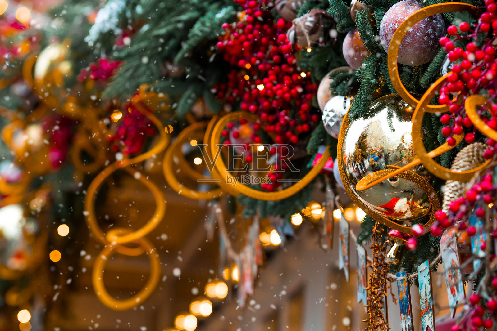 莫斯科圣诞树上的美丽节日玩具。美丽的圣诞背景。为新年准备和装饰的概念。2026年新年贺卡。照片摄影图片