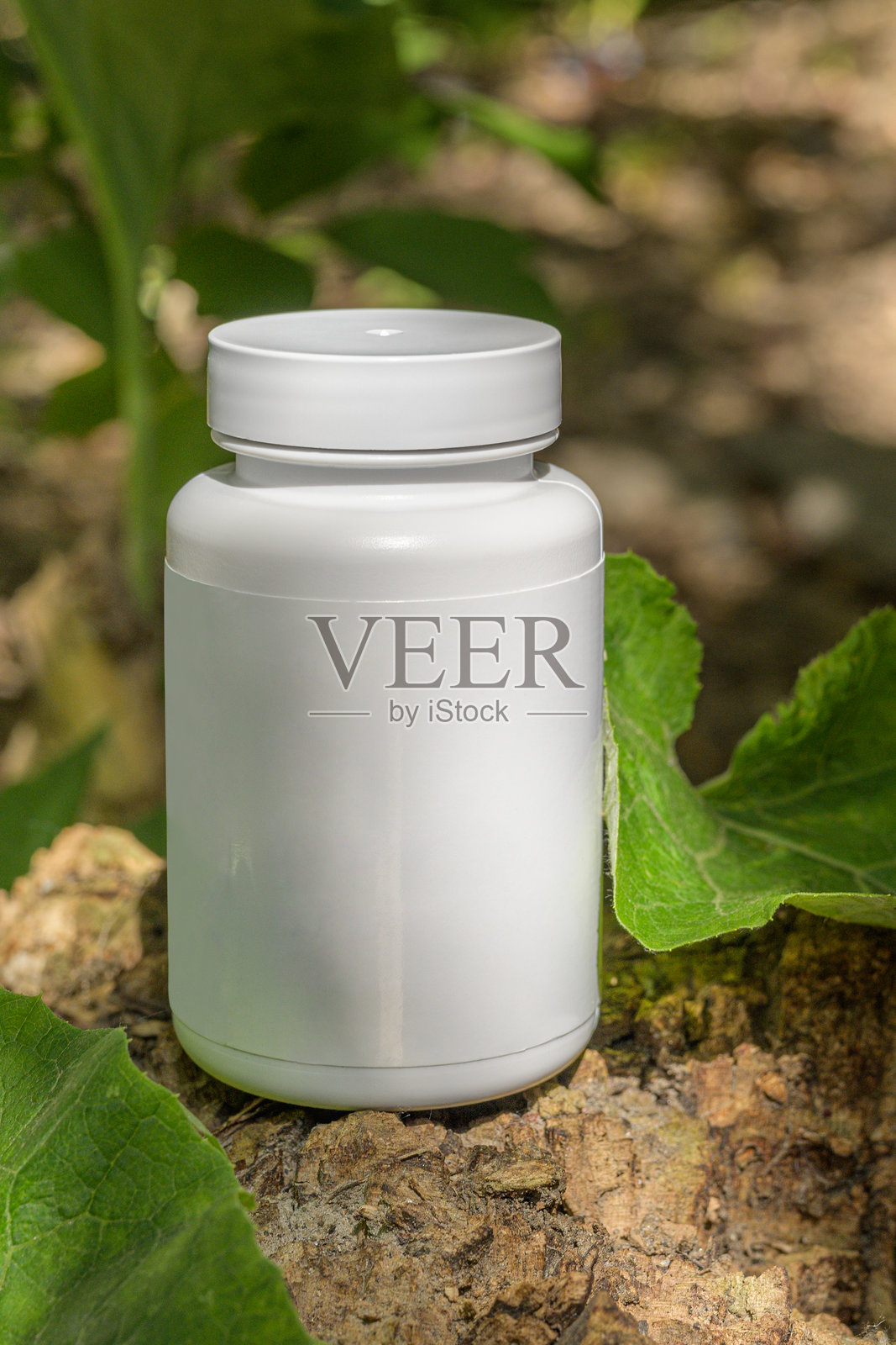 医疗产品或维生素的管子模型。产品包装的模型。空管子，留有空间用于放置标志和文字。照片摄影图片