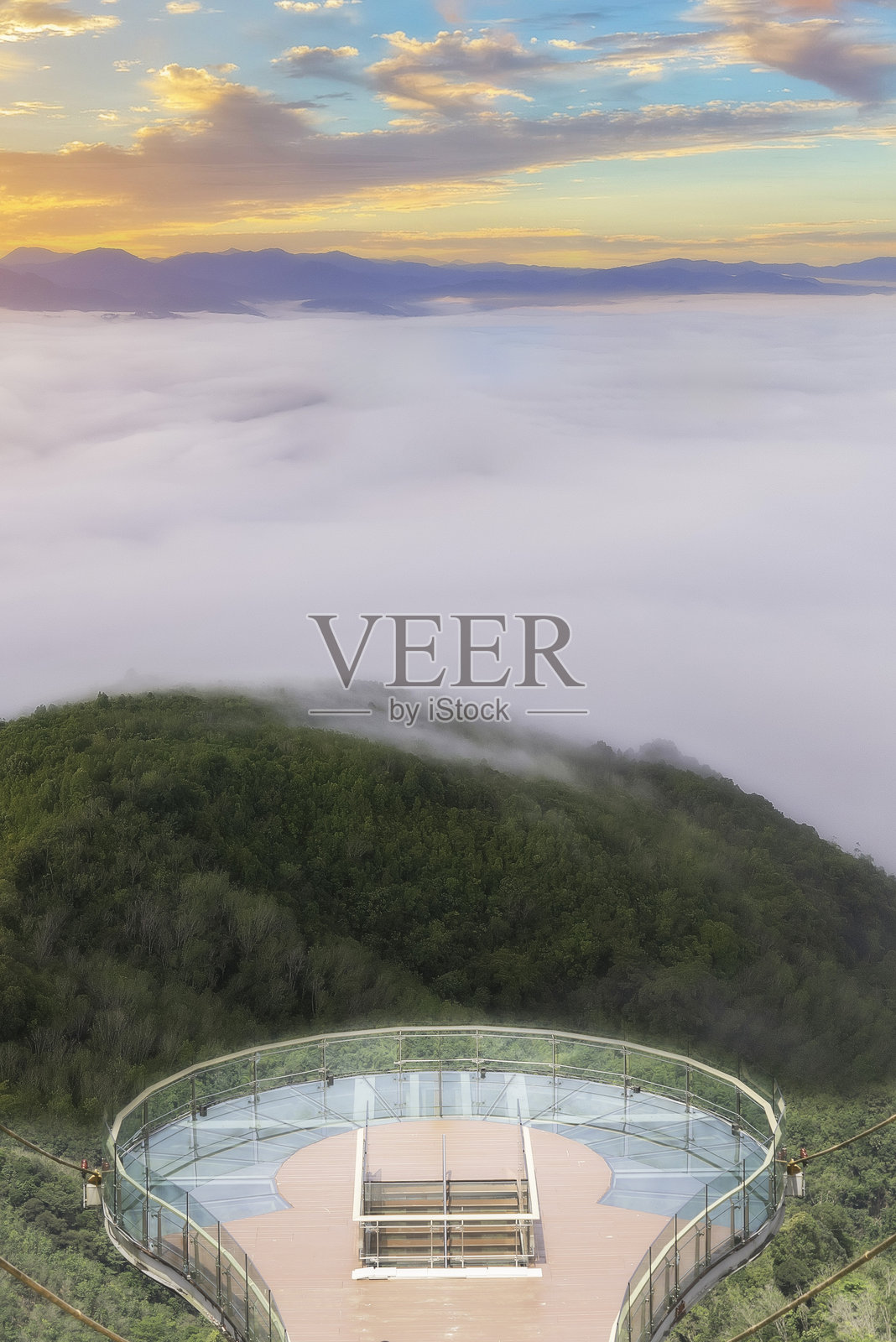 位于泰国南部的亚洲最长空中步道——阿耶温空中步道，位于泰国亚拉省的贝通区。照片摄影图片