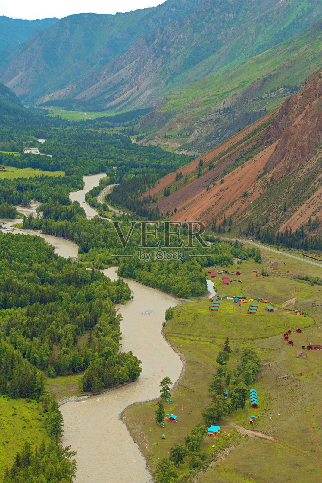在阿尔泰山的楚亚河谷露营照片摄影图片