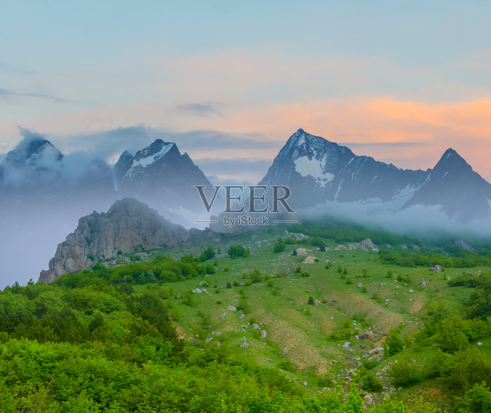 浓雾和云层中的绿色山脉链照片摄影图片