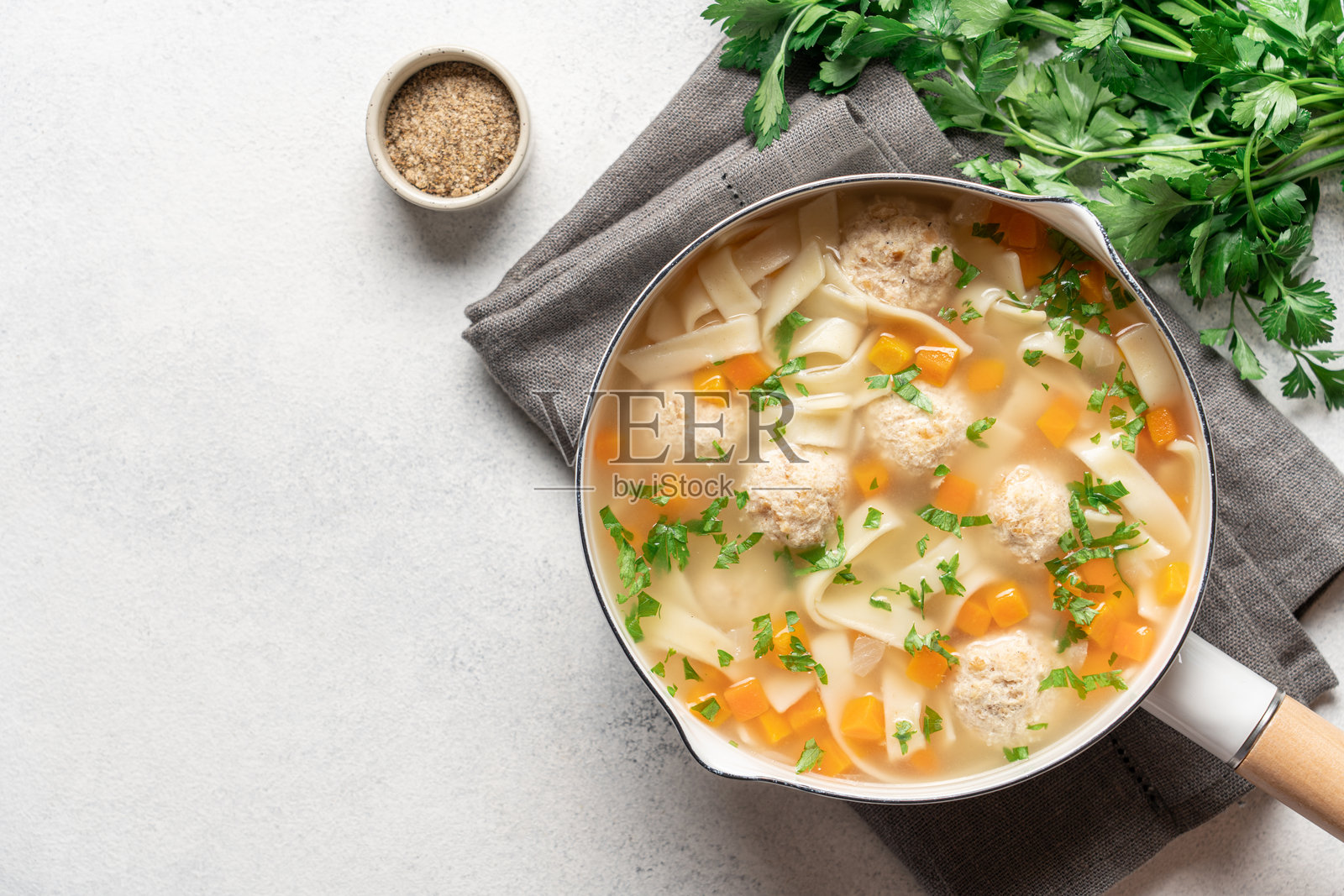 肉丸鸡汤照片摄影图片