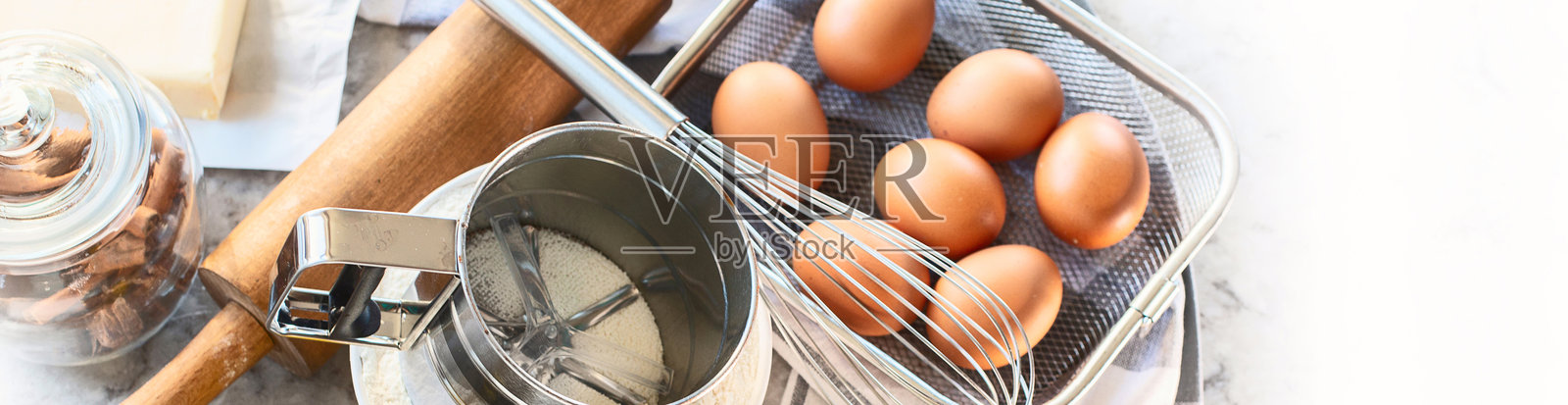 桌子上的烘焙材料。照片摄影图片