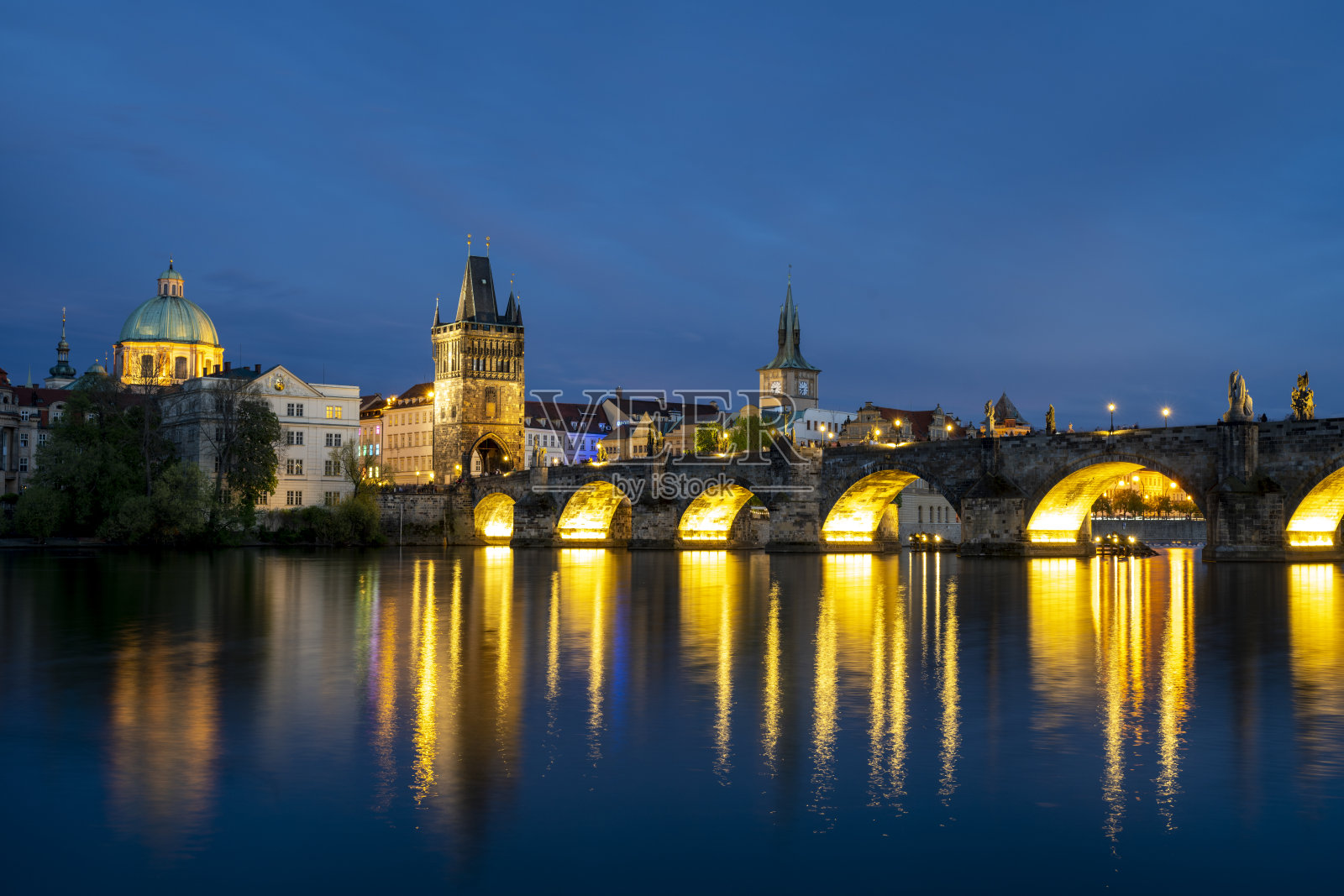 黄昏时分，俯瞰布拉格的老城和桥梁，河对岸的美景照片摄影图片