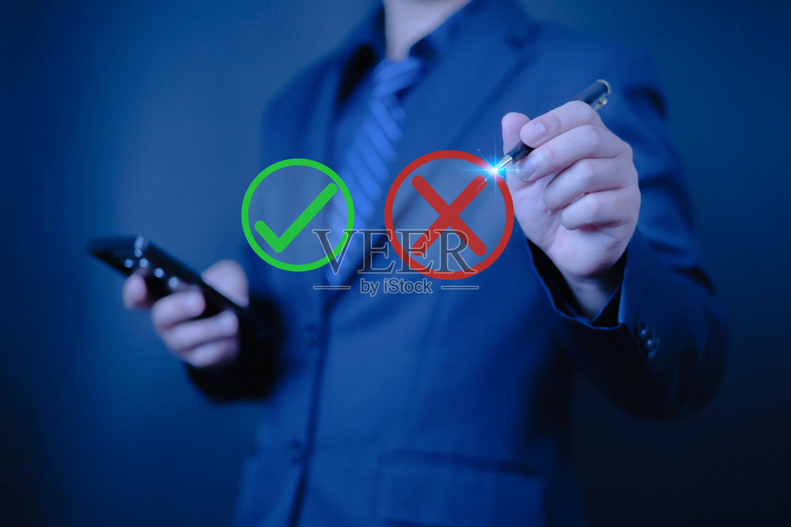 是或否决策想法。检查选项沟通，商人在笔记本电脑屏幕前展示正确或错误的图标，决定投票接受与否，真或假。照片摄影图片