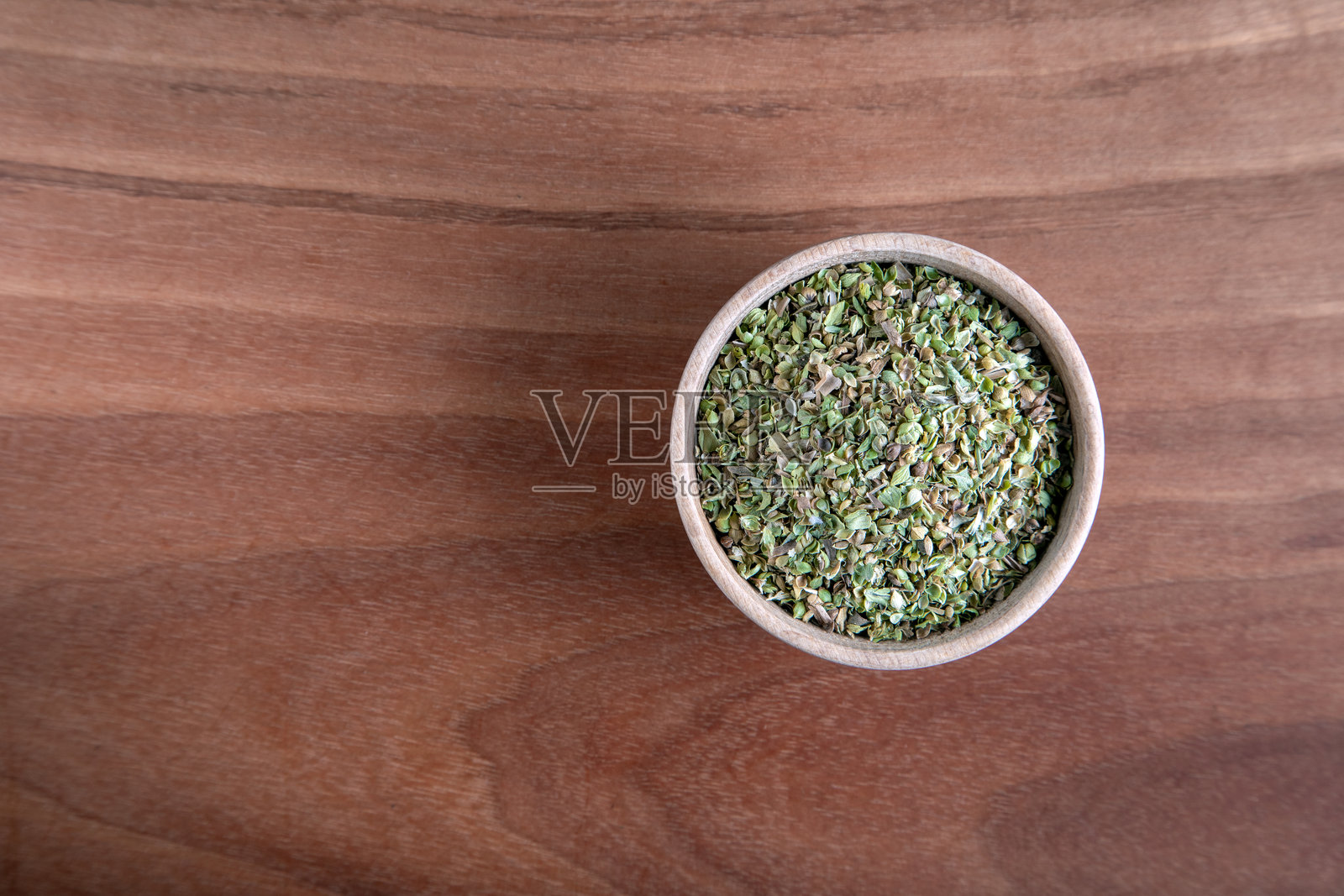 一碗装满干燥和研磨的有机天然百里香，俯视图照片摄影图片