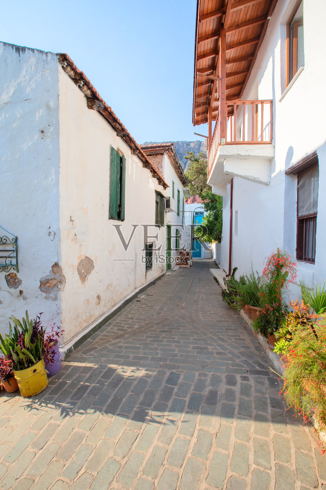 土耳其城市卡什狭窄的旅游街道，白色房屋和五彩斑斓的窗户。美丽的民族度假小镇。照片摄影图片