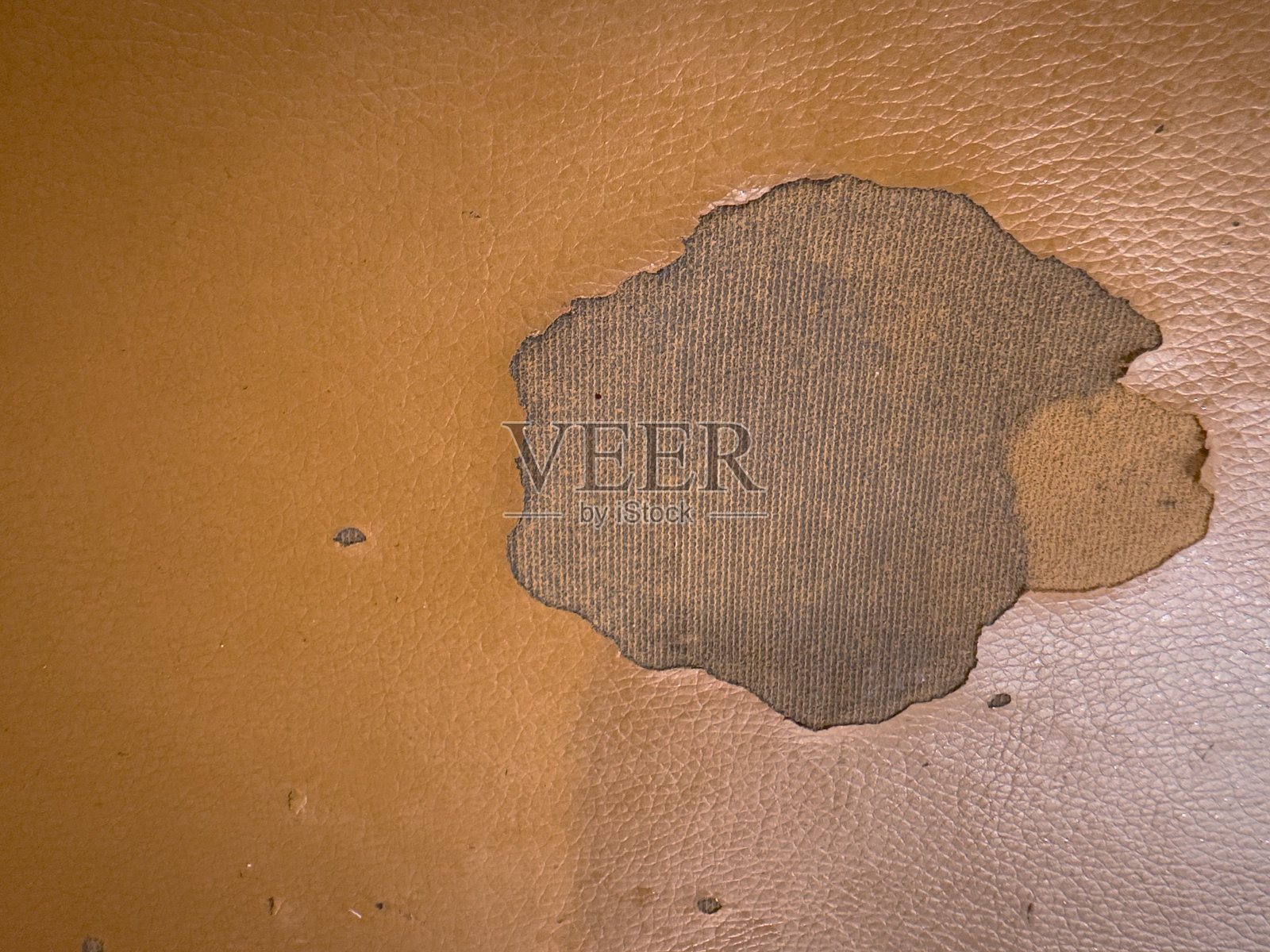 剥落的合成皮革纹理，展示下面的织物照片摄影图片