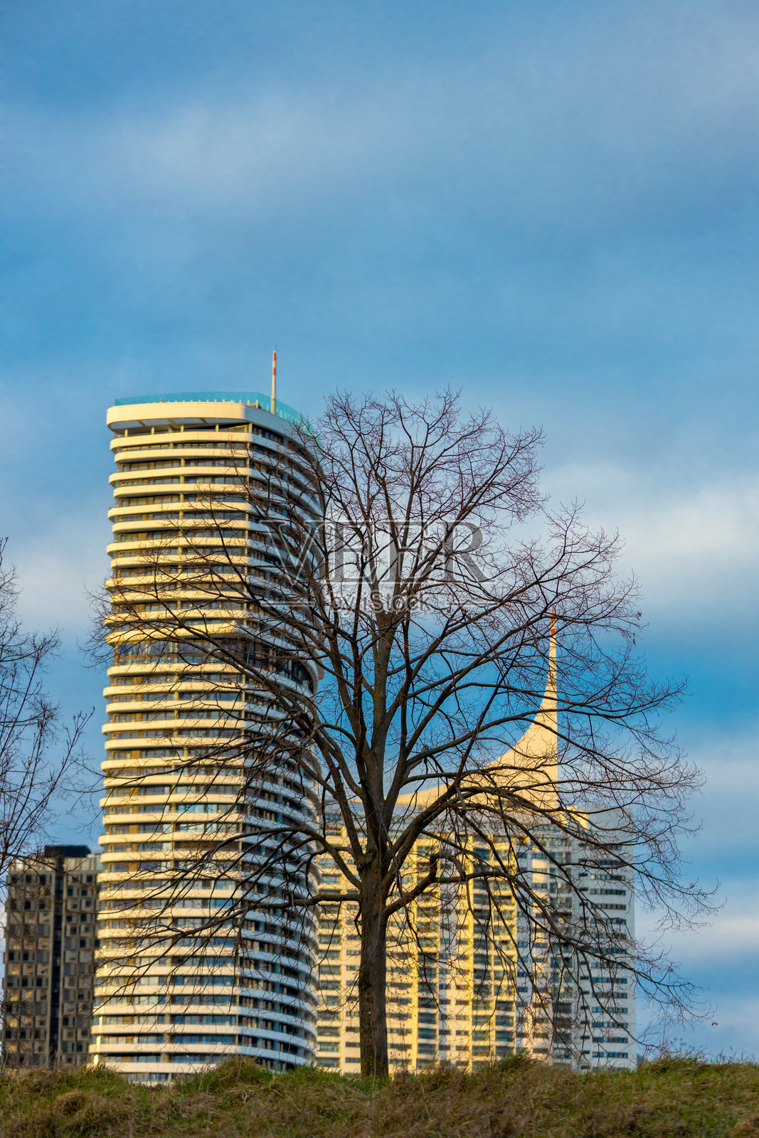 奥地利维也纳首都的高楼大厦和现代建筑，位于多瑙河岸边照片摄影图片
