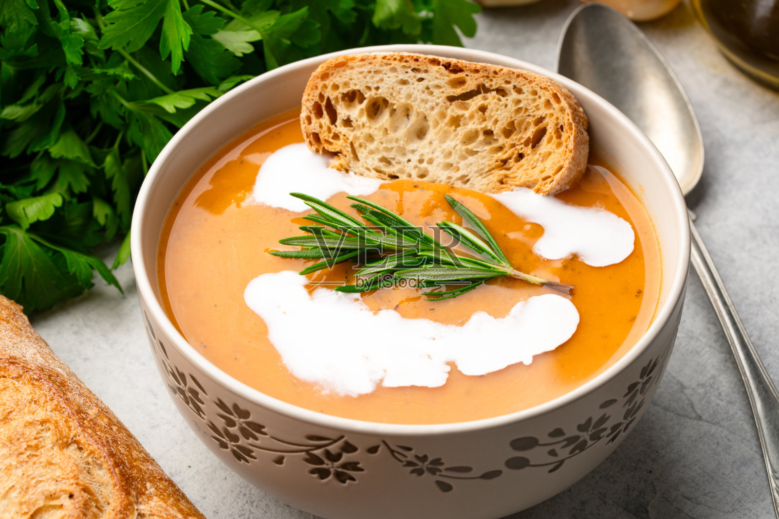 美味的扁豆汤、埃佐格林汤或南瓜汤在石质背景上照片摄影图片